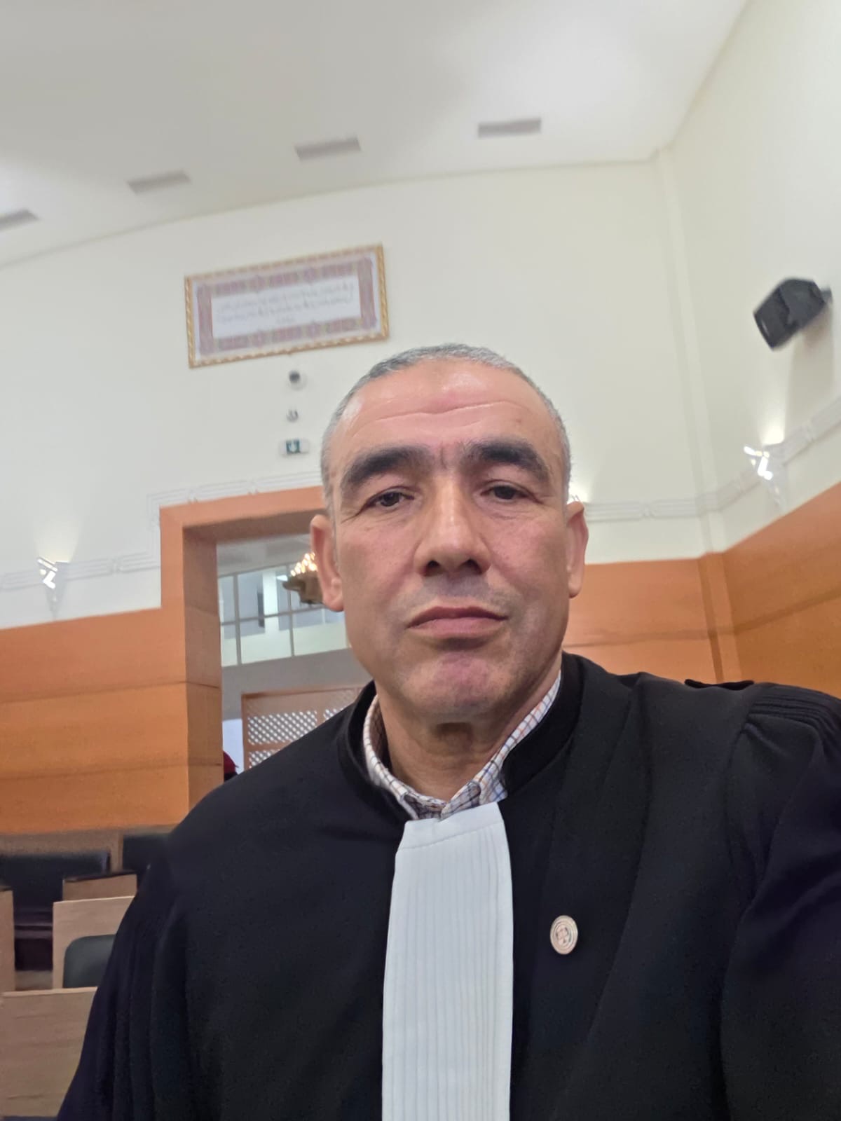الأستاذ أكعبون بقاعة الجلسات